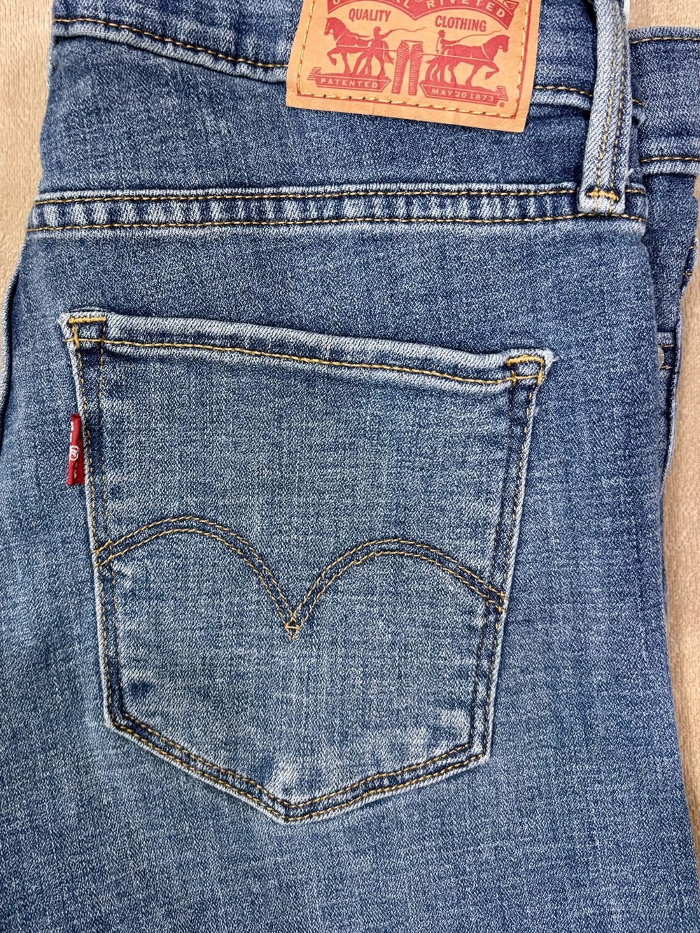 Y2K - Levi's Women's Medium Blue Straight-Leg Jeans with Signature Back Pocket